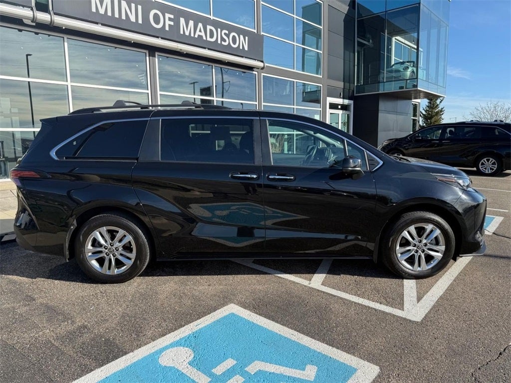 2022 Toyota Sienna Woodland Edition