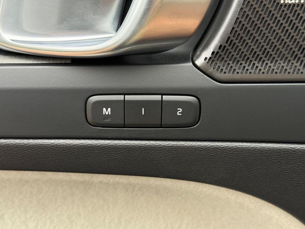 2023 Volvo XC40 Ultimate